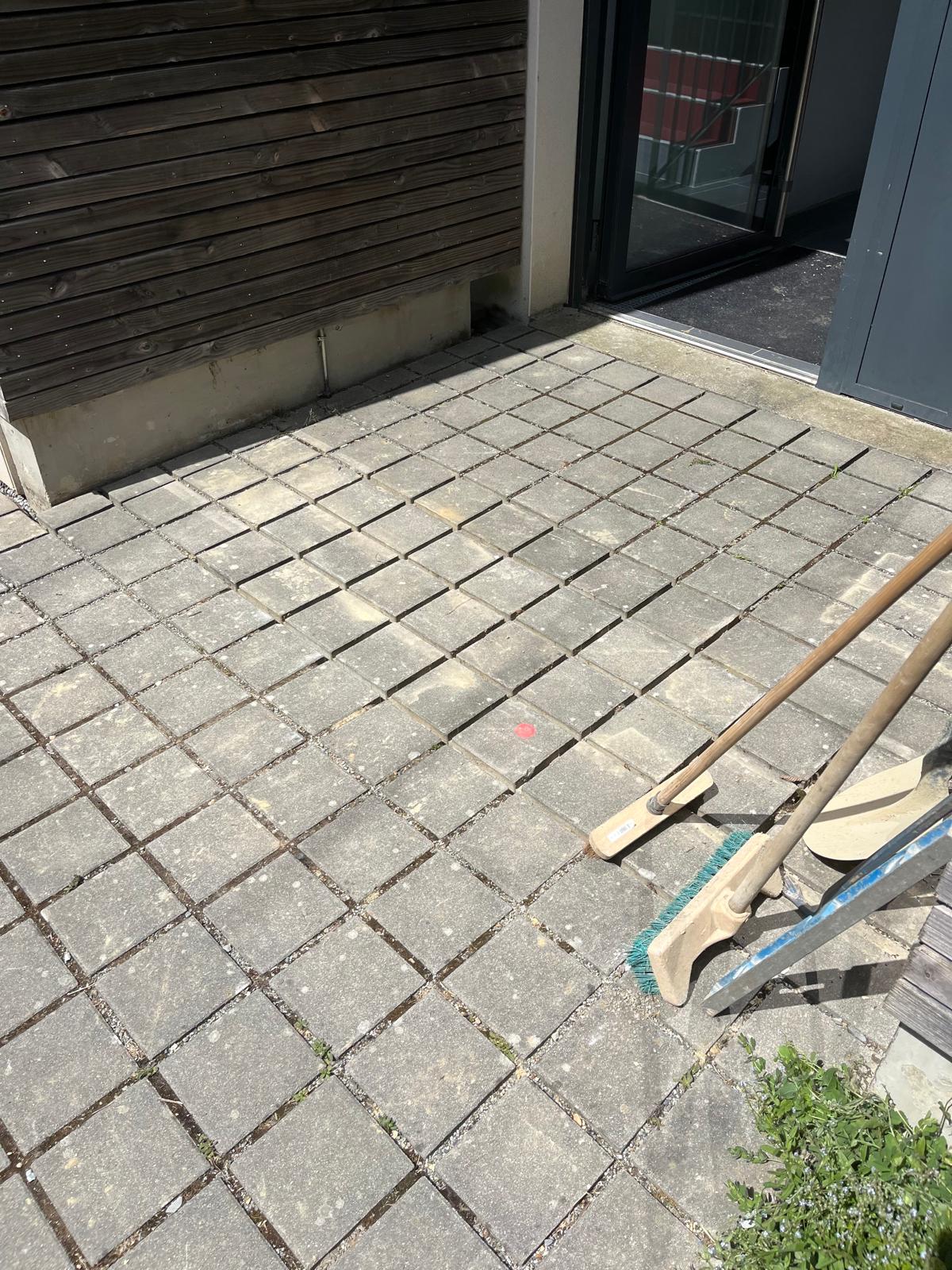 Après réparation de la canalisation, remise en état de la terrasse